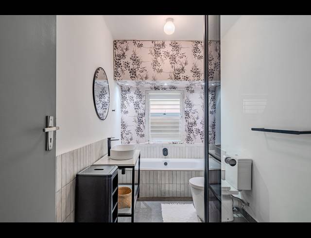 2 BEDROOM APARTMENT TO LET IN SEA POINT